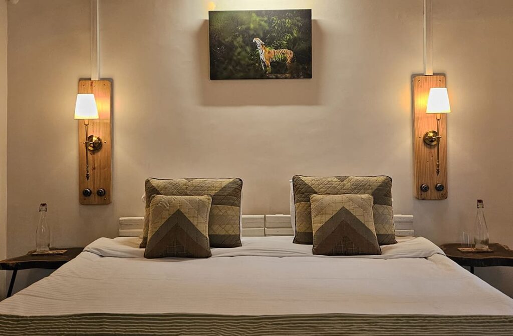 Handpicked Stays_1 svg+xml;charset=utf