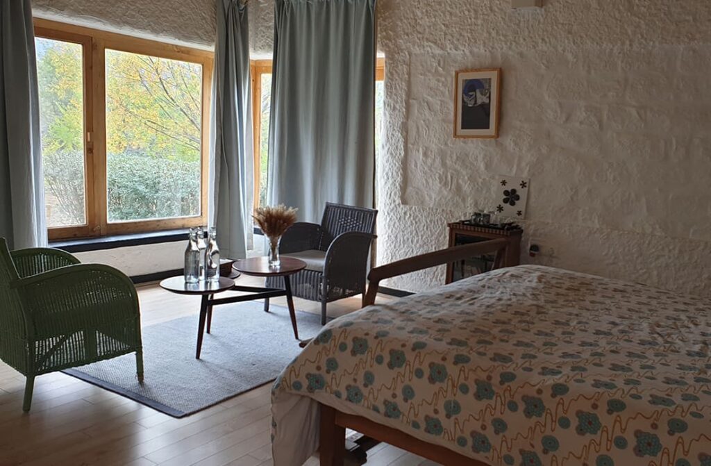 Handpicked Stays_3 svg+xml;charset=utf